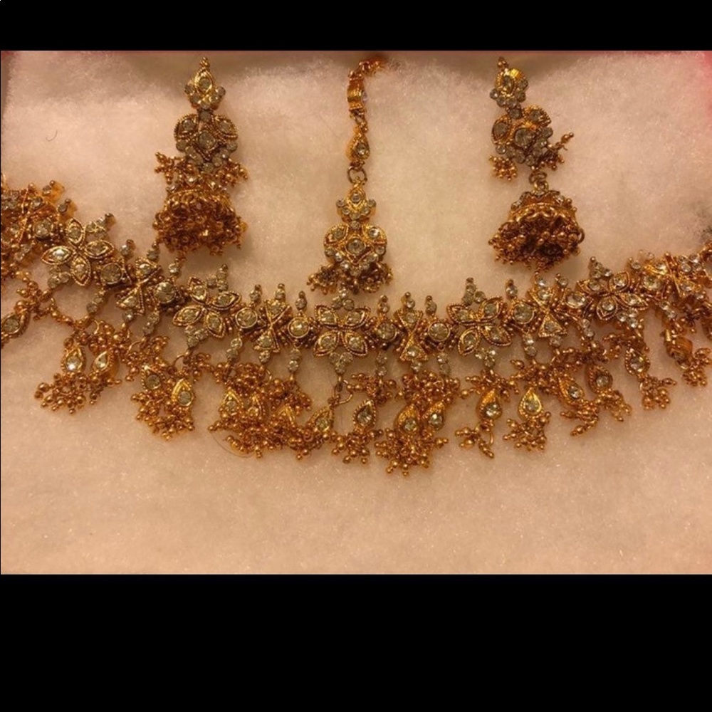 Indian Jewelry Set with Necklace, Earrings, and Bindi